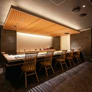ハイクオリティな料理と空間と共に、温かなホスピタリティを大切にする店。初めてのゲストも緊張感なしで憩える雰囲気です。カトラリーとお箸を用意するなど、きめ細やかな心配りが行き届くのも、うれしいポイント。
