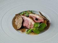 『鴨胸肉の軽い燻製　九条ネギのブレゼ　トリュフのビネグレット』