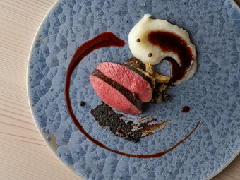 緻密な火入れと名作ソースが厳選肉の旨みを際立てる『肉料理』