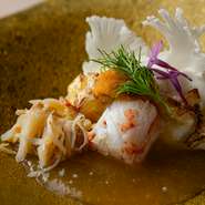 旬食材を贅沢に使ったフレンチ×和の創作料理フルコース。料理内容の軸が二ヶ月ごとに替わるのに加え、その日の食材に応じた粋なアレンジも登場。季節の移ろいを映す多彩な皿を堪能できます。写真はイメージ。
