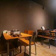 店内はシックで洗練されたデザイン。やわらかな照明と落ち着いた店内の雰囲気が、いつもとは一味違う焼肉を演出してくれます。ゆったりとした時間が流れる空間で、心ゆくまで絶品焼肉を楽しめます。