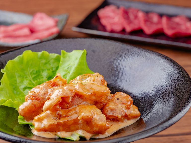 友人同士でわいわいと。旨い肉・料理にお酒も進む