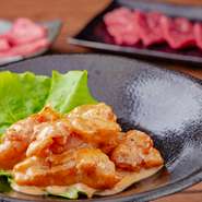 友人同士での利用も歓迎の焼肉酒場。お酒も肉や一品ものに合う定番を多数取り揃えています。南郷18丁目駅から7分ほどとアクセスも良好。仲間たちと集うかけがえのない一時を、より贅沢で楽しいものにしてくれます。