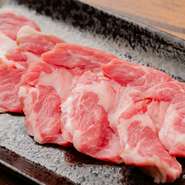 産地から厳選した羊肉をシンプルに楽しむ逸品。仕入れへのこだわりが、クセの少なさ、しっかりとした旨み、柔らかな肉質を実現。雄大な自然で育まれた羊のお肉を、特製のタレと絡めて賞味あれ。