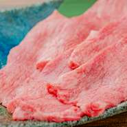 メイン食材となる牛肉は、旭川より新鮮なお肉を直送。鮮度抜群のお肉はいずれも自慢の逸品。イチオシは、一度も冷凍処理をせずゲストのもとに届けられる「生タン」。カットにもこだわったオーナーの渾身の逸品です。