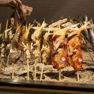 食で金沢を満喫できる一軒。近海の鮮魚や能登牛・能登豚など、金沢エリアを中心とした良質な食材を活かしたメニューを提供。素材の魅力を余すことなく届けるシンプルな逸品は、料理人の目利きと丁寧な技が光ります。