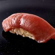 個室完備で接待や大切な商談の場にもふさわしいお店。金沢ならではの食の恵みを活かした逸品と、日本酒をはじめとした酒も各種厳選。県内外はもちろん、国外からのお客様へのおもてなしにも最適です。