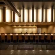 職人の技を目の前で眺めながら、能登前寿司や原始焼きをじっくり堪能できるカウンター席。リラックスして食と酒、職人技を楽しめる空間が、一人の時間を大切にする、静かな大人の贅沢にそっと寄り添います。