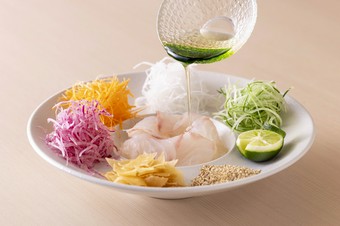 思い思いのスタイルで『鯛の香港式サラダ』