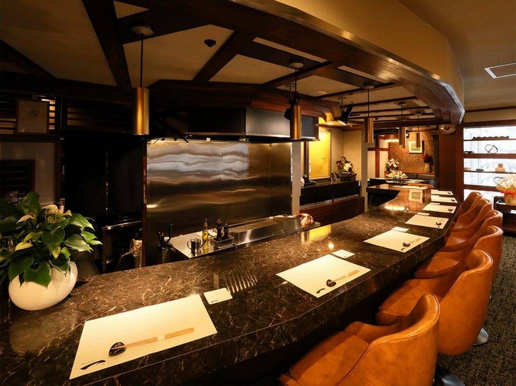 シェフの調理風景を楽しめるカウンター席は、一番の特等席