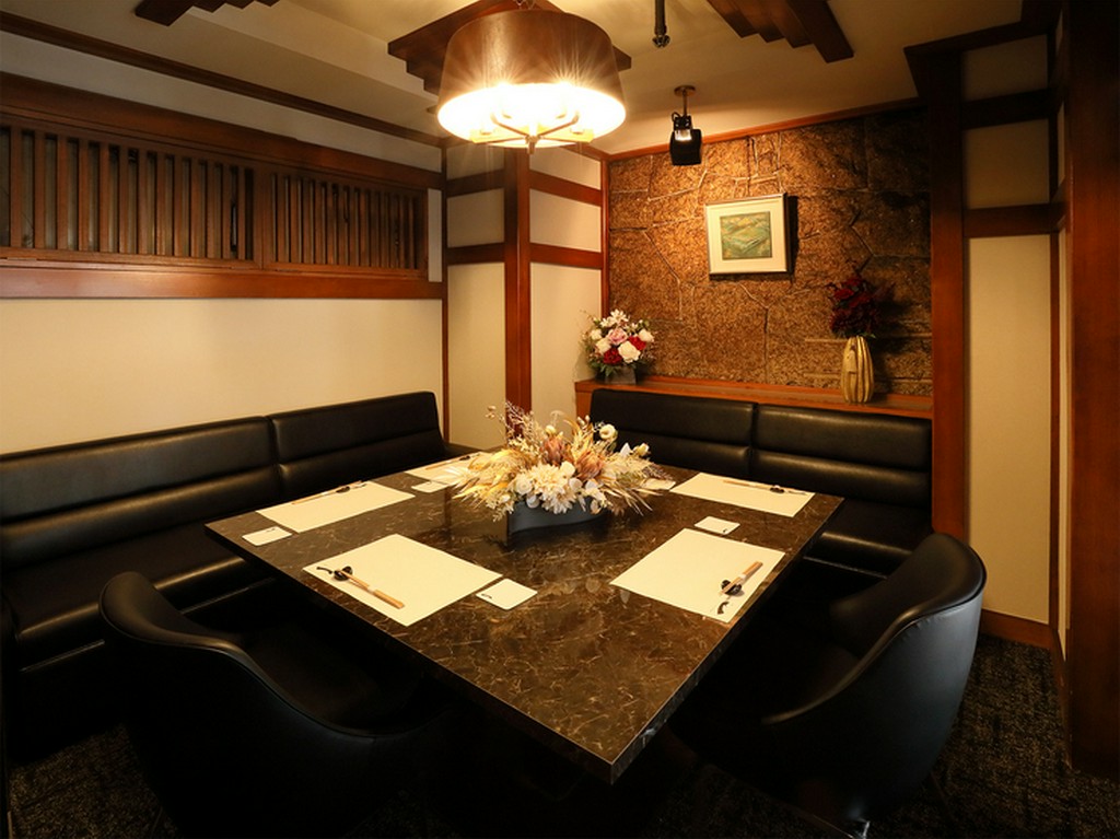 日頃の感謝を伝える大切な席は、シックで上品な個室がオススメ