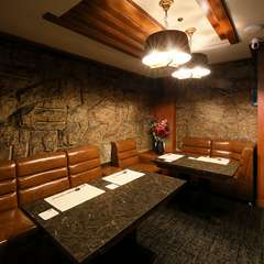 黒とキャメル色が効いた、和モダンの落ち着いた空間