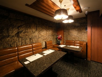 黒とキャメル色が効いた、和モダンの落ち着いた空間