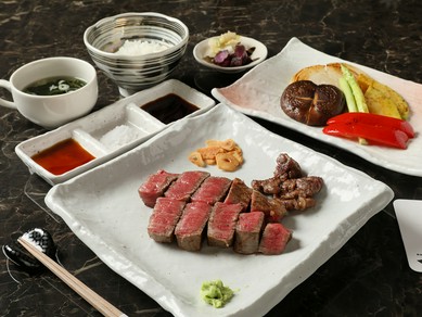 厳選したA4ランク以上の黒毛和牛を、肉の旨みを最大化する焼き加減で提供『ステーキ』