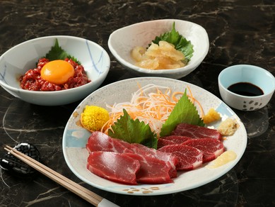 厳選された新鮮な食材を堪能。充実のサイドメニュー『馬刺し・ユッケ・お刺身くらげ』