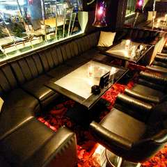 用途に応じた多彩な席が揃い、ラグジュアリーな時間を過ごせる