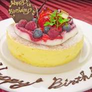 誕生日や記念日の予約でコース料理を注文すると、食後にバースデーケーキのサービスが可能。予約時に誕生日を迎える方の名前を伝えることで、特別な一日をより華やかに彩ることができます。