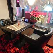 おふたりの距離を縮める、ラグジュアリーな雰囲気のカジュアルレストランで、素敵な夜をお過ごしください。