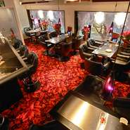 ラグジュアリーな雰囲気のカジュアルレストランで、素敵な夜をお過ごしください。