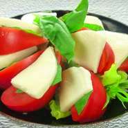 イタリア南部カンパニア地方のサラダ。イタリア料理のお約束メニュー。水牛のミルクから作られたモッツァレラチーズの食感とトマトの酸味、バジルの香り。カプリ島のサラダと言われています。