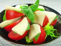 イタリア南部カンパニア地方のサラダ。イタリア料理のお約束メニュー。水牛のミルクから作られたモッツァレラチーズの食感とトマトの酸味、バジルの香り。カプリ島のサラダと言われています。