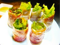 プロシュート（生ハム）とサラダをライスペーパーでくるんだ生春巻きにしました。ドレッシングは、スイートチリソースでお召し上がりください。