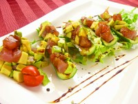 アボカド・トマト・キュウリと新鮮なマグロを使ったイタリア料理です。濃厚なアボガドとお野菜食材と一緒に食べる創作料理。バルサミコがきいた見た目も鮮やかでおすすめなイタリアンメニューです。
