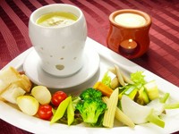 牛乳でじっくり炊き込んだ、にんにくにアンチョビ、オリーブオイルを使って作った特製ソースに、新鮮な野菜を浸からめてお召し上がりください。
お酒、ワインにもよく合います。
