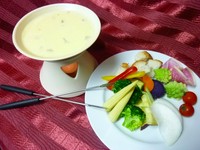 従来のグリュイエールチーズとエメンタールチーズのチーズフォンデュソースにゴルゴンゾーラを加え、より一層、濃厚な味に仕上げました。
季節の野菜をたっぷりからめてお召し上がりください。