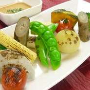 新鮮な根菜をオーブン焼きにしたシンプルかつ素材の味を追求したグルメ料理です。ジェノベーゼソースでお召し上がりください。