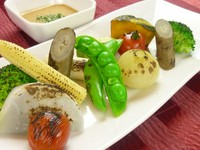 新鮮な根菜をオーブン焼きにしたシンプルかつ素材の味を追求したグルメ料理です。ジェノベーゼソースでお召し上がりください。