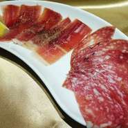 熟成された生ハムとイタリアで発祥したドライソーセージサラミの盛り合わせ。お酒、ワインによく合います。