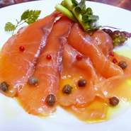 スモークサーモンに、玉ねぎとオリーブオイルで作った自家製マリネ液がよくあいます。