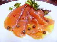 スモークサーモンに、玉ねぎとオリーブオイルで作った自家製マリネ液がよくあいます。