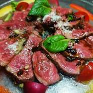 旨味たっぷりの肉汁を含んだ和牛もも肉のたたきを、特製バルサミコ酢ソースでお召し上がりください。イタリアの画家であるヴィットーレ・カルパッチョが考案。おいしいですよ！