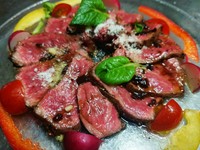 旨味たっぷりの肉汁を含んだ和牛もも肉のたたきを、特製バルサミコ酢ソースでお召し上がりください。イタリアの画家であるヴィットーレ・カルパッチョが考案。おいしいですよ！