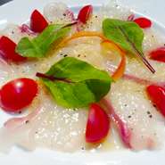 新鮮な鯛の造りに白ワインビネガーと玉ねぎベースの自家製ソースをかけております。