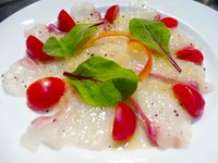 新鮮な鯛の造りに白ワインビネガーと玉ねぎベースの自家製ソースをかけております。