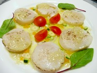 お刺身用のホタテ貝柱を旨味を引き出すために火で炙り、白ワインビネガーと玉ねぎベースの自家製ソースをかけております。