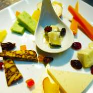 スモークチーズ、モッツアレラ、レッドチェダー、ゴルゴンゾーラ、クリームチーズなど数種類のチーズを食べ比べてみてください。