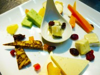 スモークチーズ、モッツアレラ、レッドチェダー、ゴルゴンゾーラ、クリームチーズなど数種類のチーズを食べ比べてみてください。