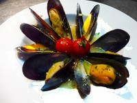 ムール貝を白ワインで蒸して、ふっくらと仕上げました。ベルギーで人気の定番料理です。ちなみに日本にはじめてムール貝がやってきたのは、神戸港らしいです。