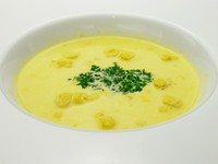 トウモロコシの甘味たっぷりのスープと、かぼちゃの甘味たっぷりのスープです。
夏は冷やした冷製スープ、冬は温かいスープでどうぞ。