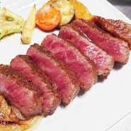 黒毛和牛の希少部位、"いちぼ"のステーキです。（約150g）
イチボは牛のお尻の先の部分、ランプ肉の隣にある希少部位です。
適度な霜降りが入っており、脂がのってジューシーで柔らかいのが特徴です。﻿