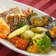 新鮮な鯛・ムール貝・アサリ・イカ・ホタテ・エビなどの魚介類の旨味と、野菜たっぷりのイタリア・カンパニア州の煮込み料理です。