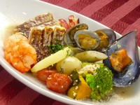 新鮮な鯛・ムール貝・アサリ・イカ・ホタテ・エビなどの魚介類の旨味と、野菜たっぷりのイタリア・カンパニア州の煮込み料理です。