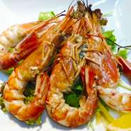 生食用の赤エビをかるく焼きました。味付けは、少しの塩胡椒。お好みでレモンをかけてお召し上がりください。