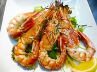 生食用の赤エビをかるく焼きました。味付けは、少しの塩胡椒。お好みでレモンをかけてお召し上がりください。