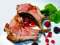 オーストラリア産のやわらかい骨付き仔羊を焼き上げました。ゴローニャ特製マスタードソースでお召し上がりください。