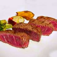 シャトーブリアンはヒレ肉の一部であり、その中でもさらに希少で、より柔らかく、上質な味わいが特徴です。﻿非常に柔らかく、口の中でとろけるような食感が楽しめます。